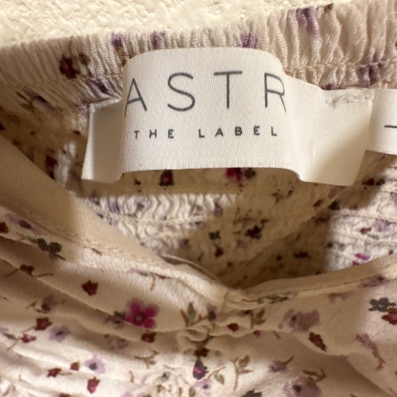 ASTR the label top floral ruched sleeve - Picture 2 of 6